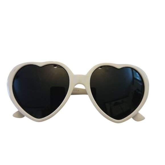White Heart Shaped ME Italy Design Sunglasses with NEW Soft Leather Case - Picture 8 of 12
